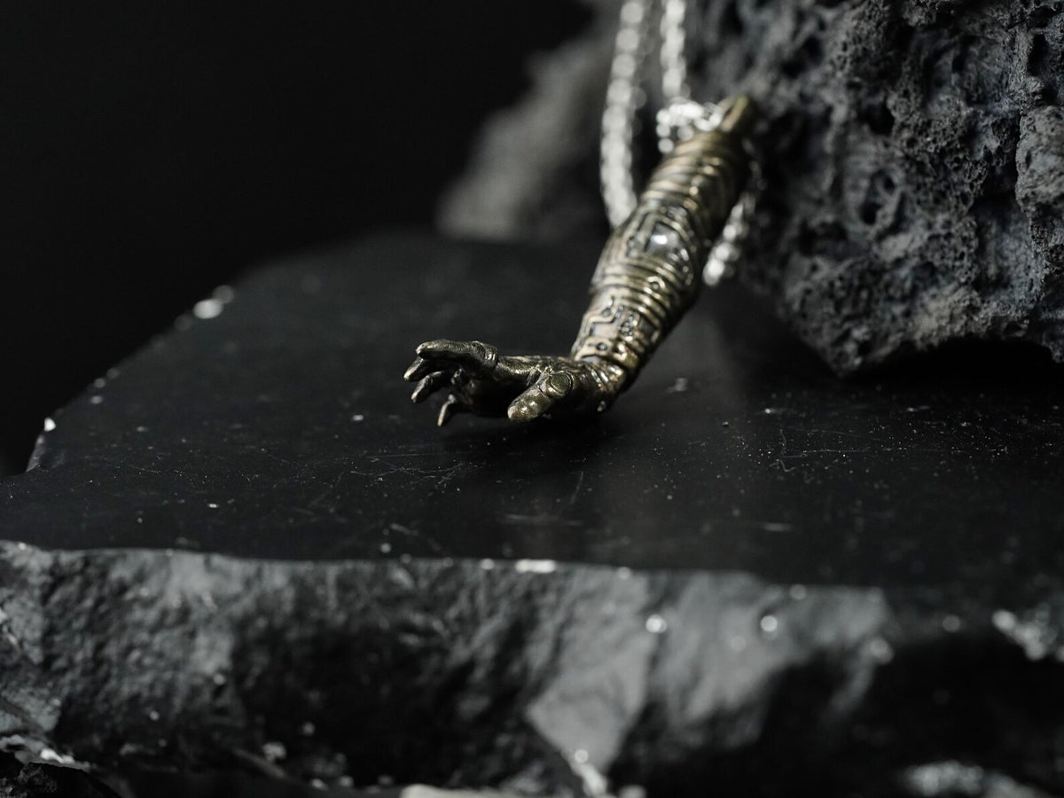 Zelda: Tears of the Kingdom Rauru's Hand Necklace - 950 Silver