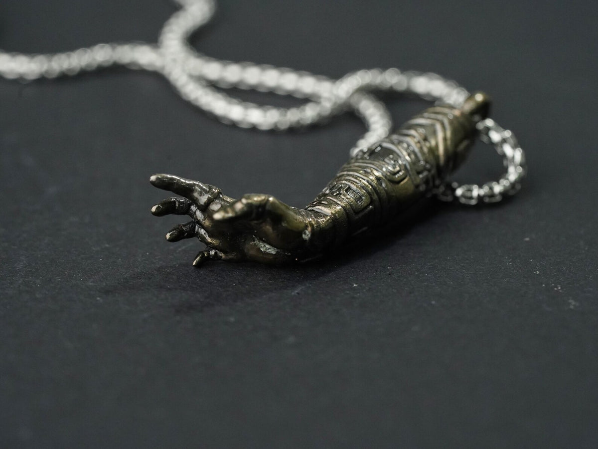 Zelda: Tears of the Kingdom Rauru's Hand Necklace - 950 Silver